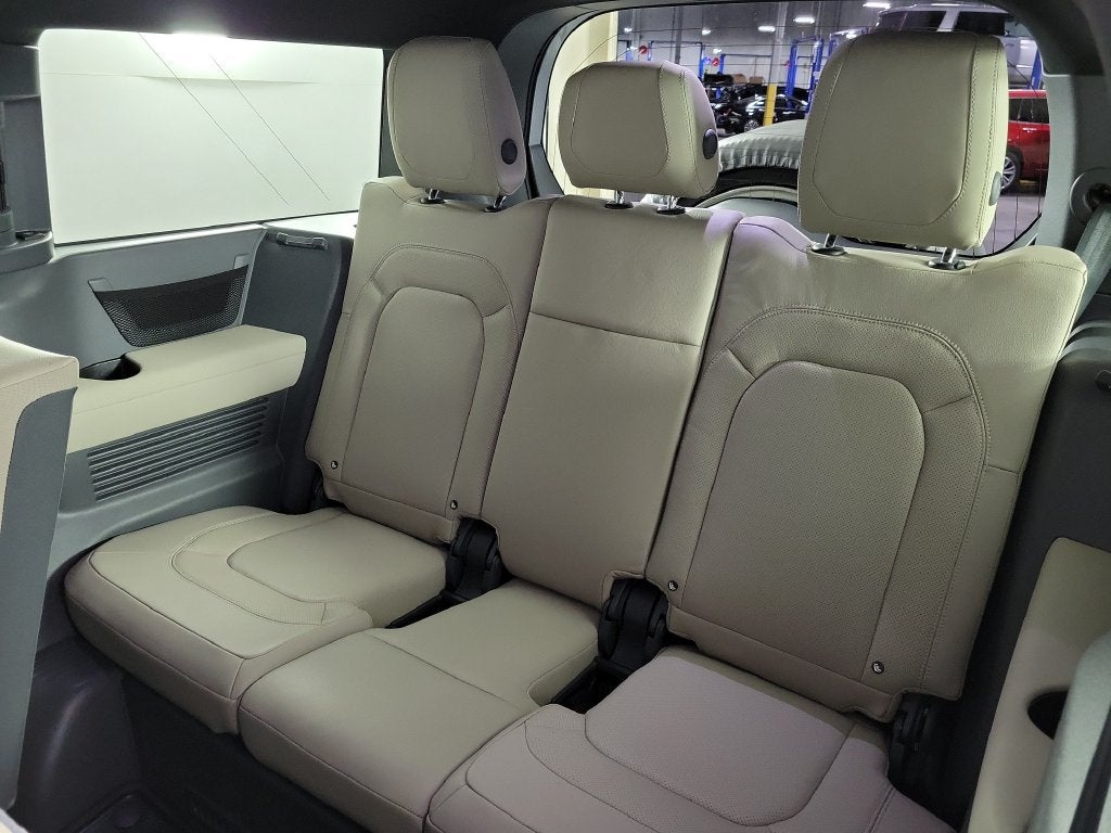 2023 Land Rover Defender SE