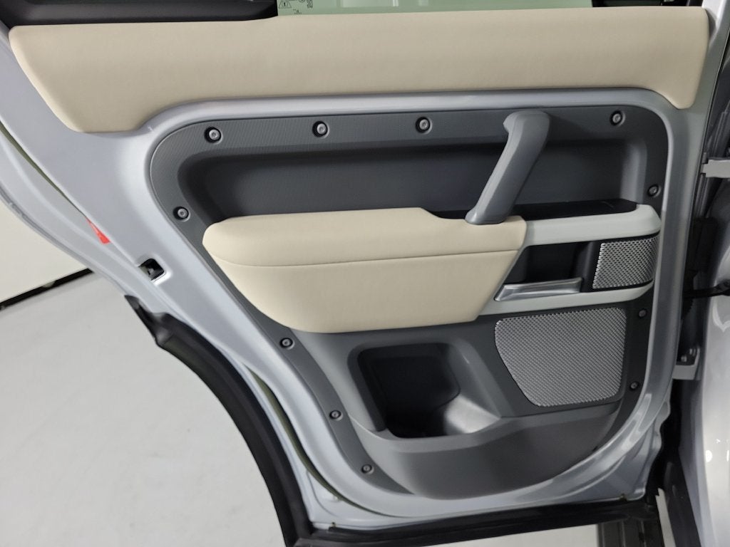 2023 Land Rover Defender SE