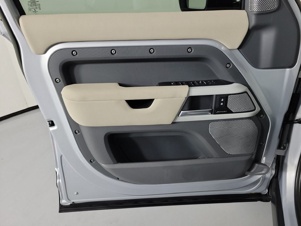 2023 Land Rover Defender SE