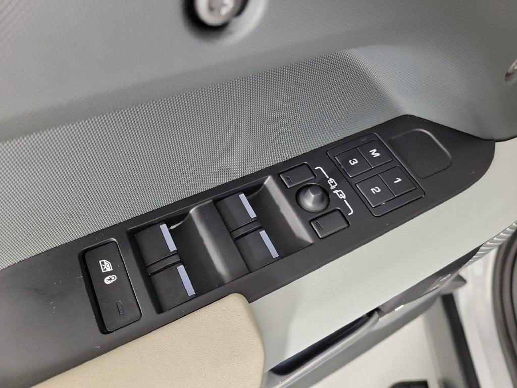 2023 Land Rover Defender SE